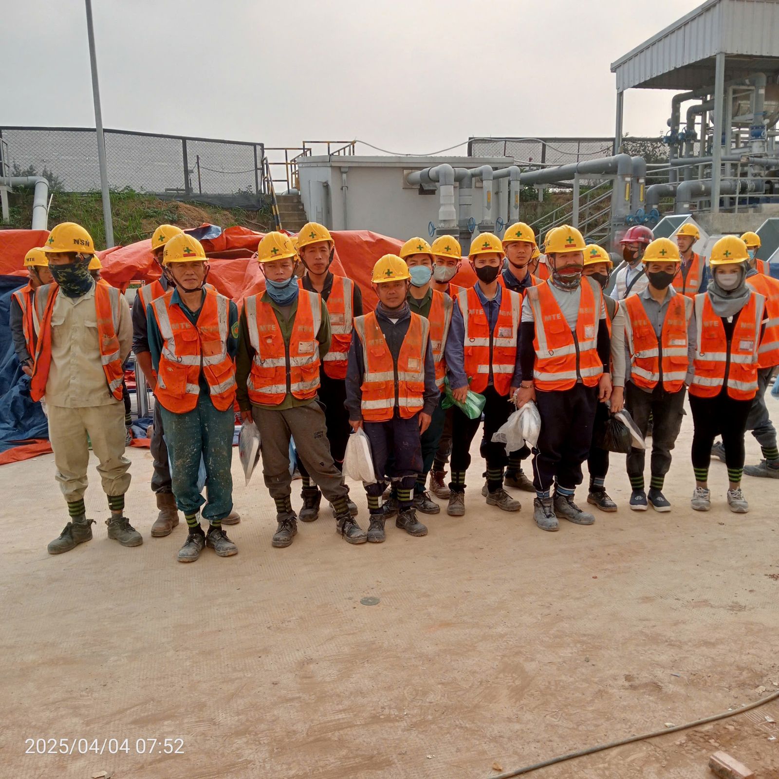 Đội thi công tập trung trước ca làm việc
