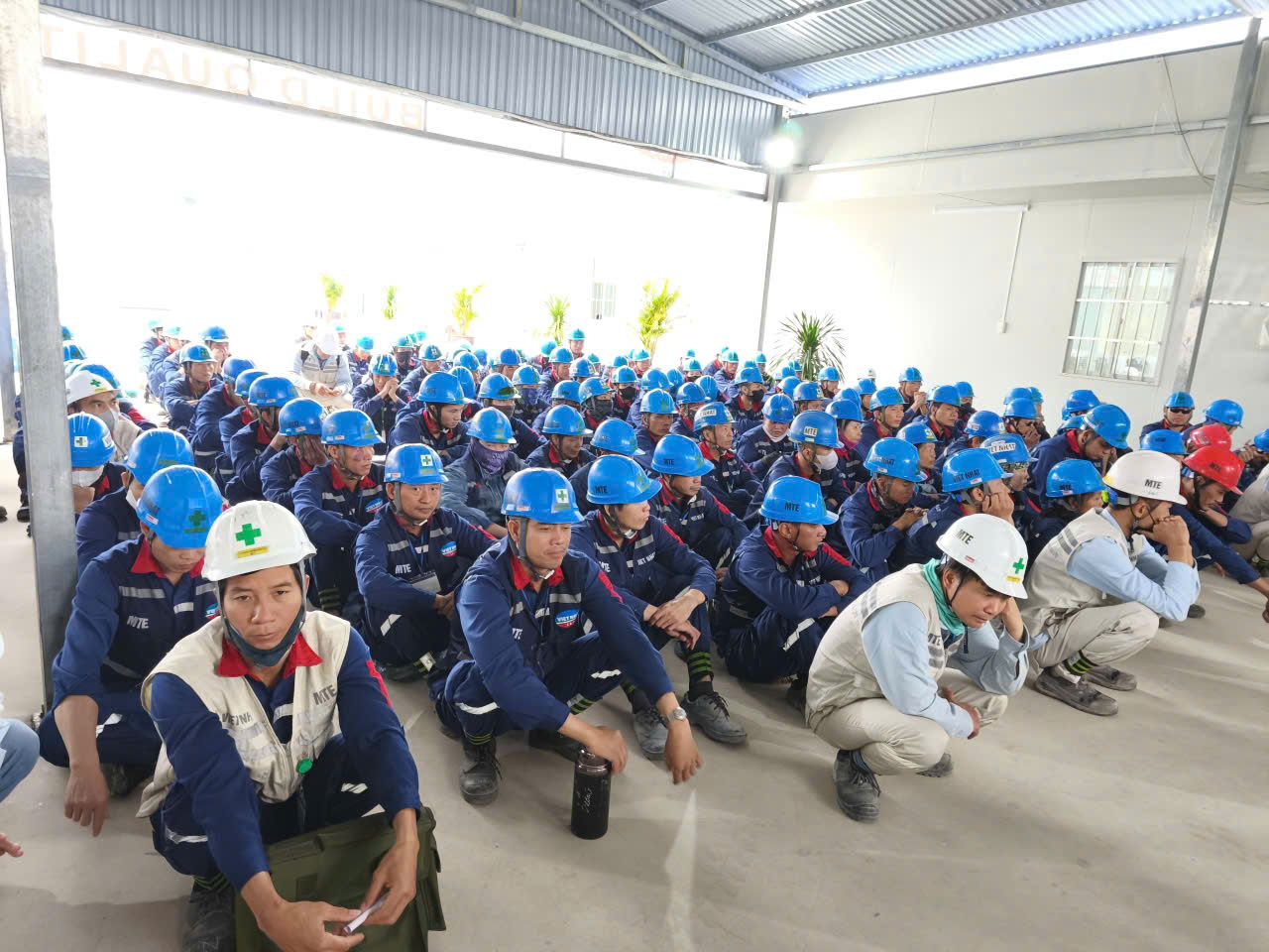 Buổi phổ biến an toàn lao động cho đội thi công